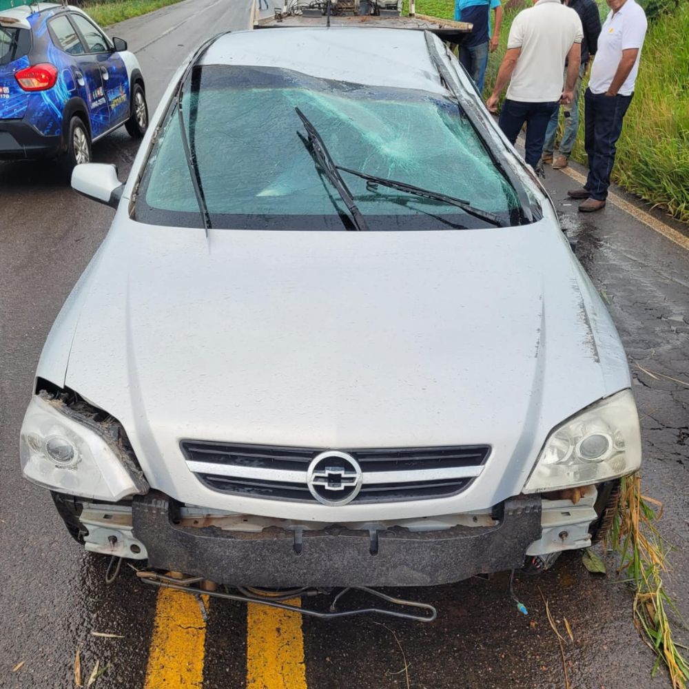 Carro Capota Ao Motorista Desviar De Cachorro Carmo Web Tv