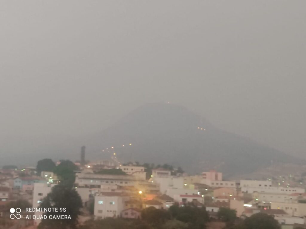 FUMAÇA DE QUEIMADAS ENCOBRE CARMO DO RIO CLARO