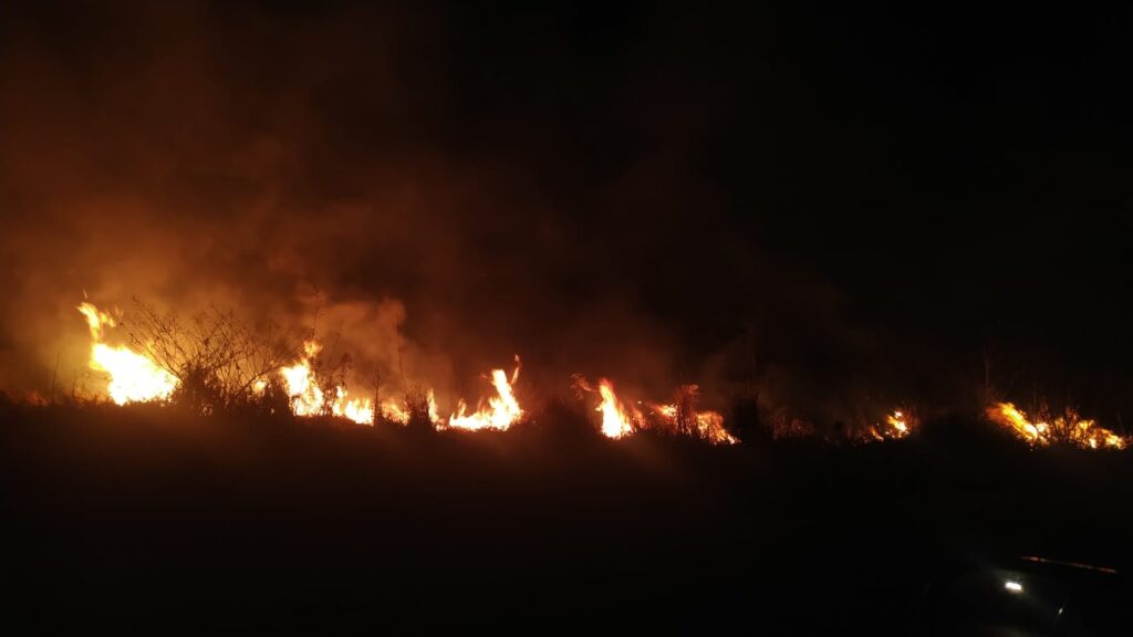 FOGO ATINGE LOTEAMENTO EM CARMO DO RIO CLARO, VEJA O VÍDEO