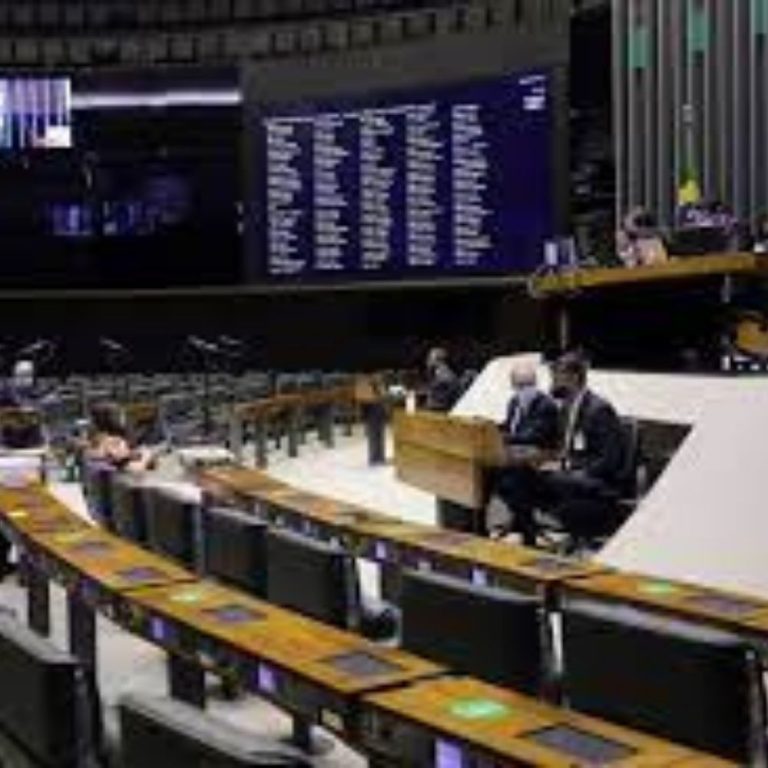 PROJETO PODE ACABAR COM SALÁRIO DE VEREADORES