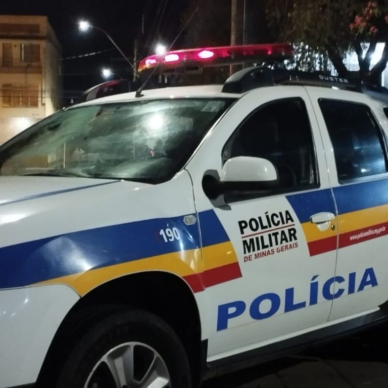 PM ENCONTRA MENORES COM DROGA NA PRAÇA