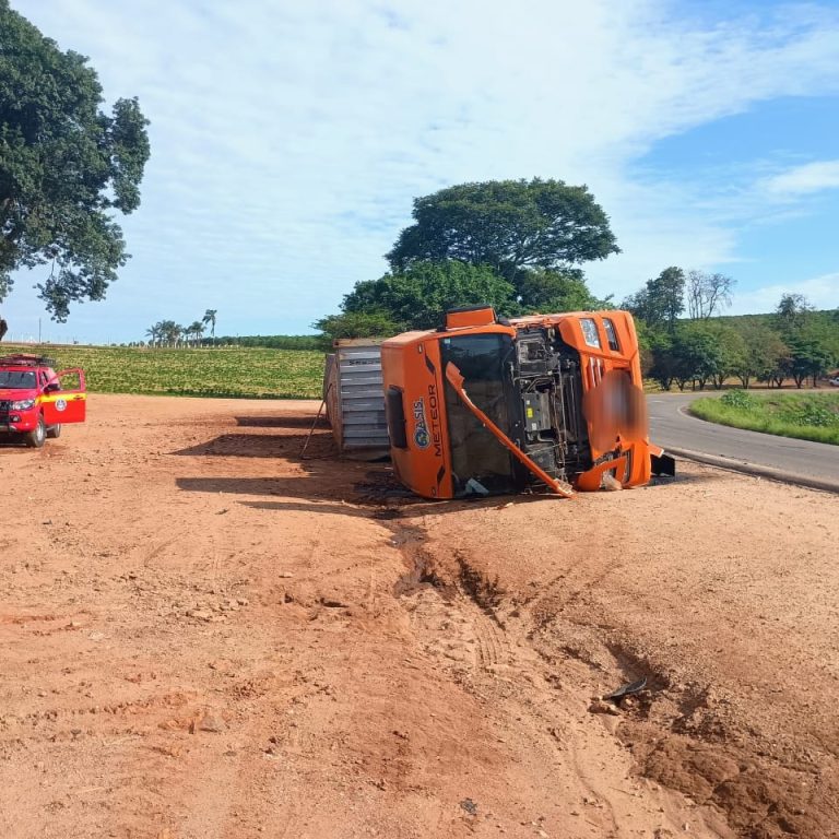 CAMINHÃO TOMBA E DEIXA MOTORISTA FERIDO