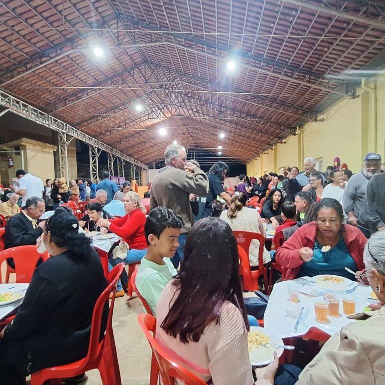 JANTAR COMEMORA MÊS DAS MÃES