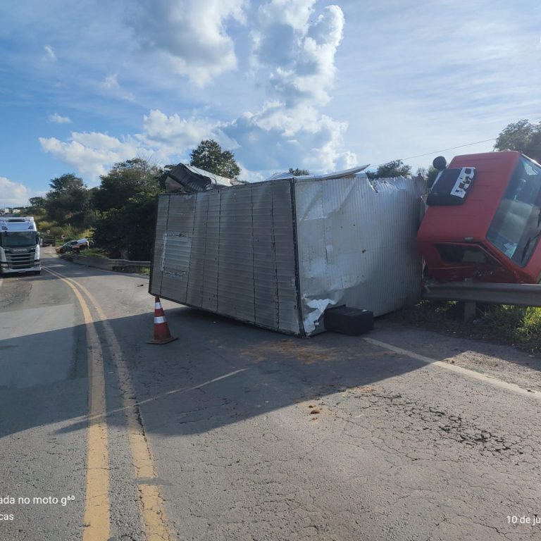 ACIDENTE COM 3 CAMINHÕES DEIXA 2 FERIDOS