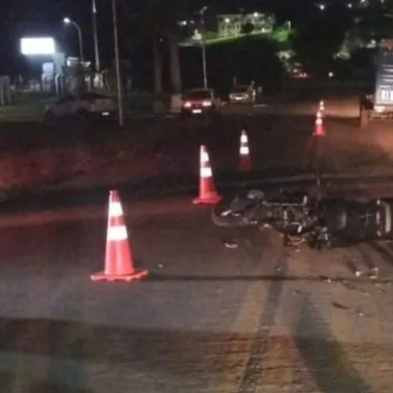 MOTOCICLISTA MORRE AO BATER EM TRASEIRA DE CAMINHÃO