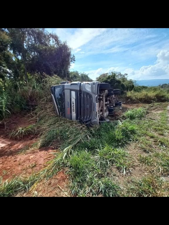 CARRETA TOMBA PRÓXIMO DA PONTE TORTA