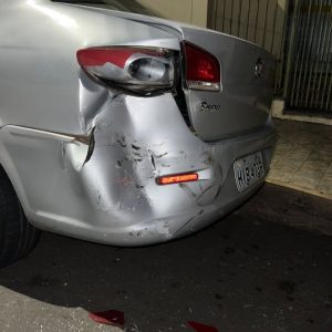 MOTORISTA BATE EM 2 CARROS E FOGE