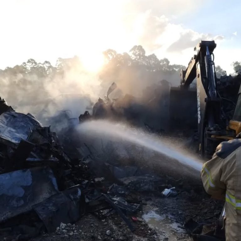 INCÊNDIO ATINGE PÁTIO DE MATERIAIS RECICLÁVEIS