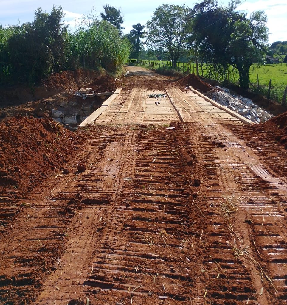 PREFEITURA REFAZ PONTE NA ZONA RURAL
