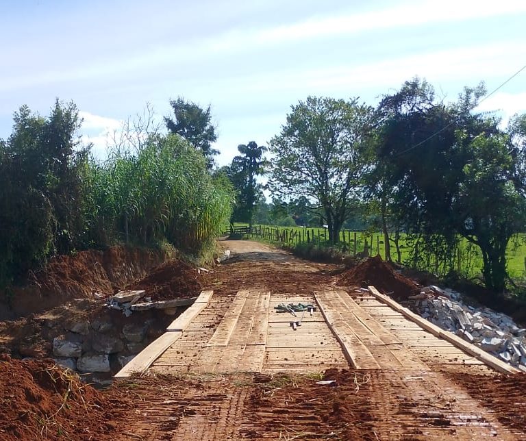 PREFEITURA REFAZ PONTE NA ZONA RURAL
