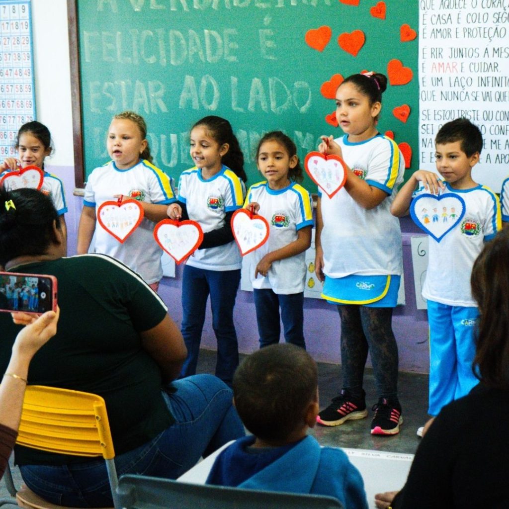 ESCOLA SANTA LUZIA COMPLETA 49 ANOS